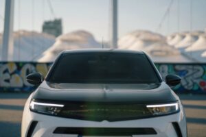 A mild hybrid, full hybrid és plug-in hybrid hajtásláncok közötti különbségek