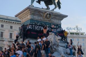 Zenei kottákba rejtett politikai üzenetek